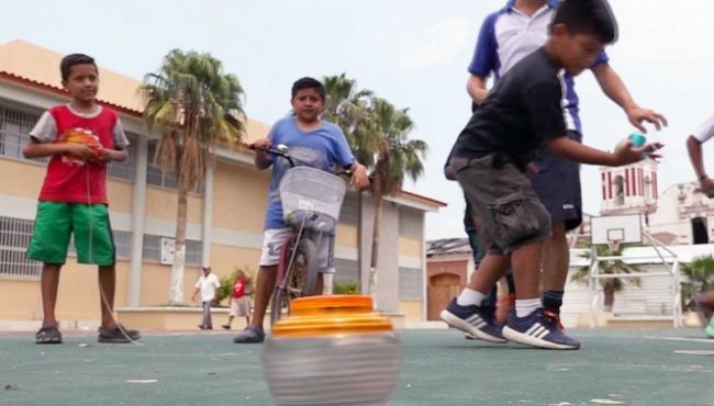 Trompos ayudan a niños de Oaxaca a recuperarse de sismos