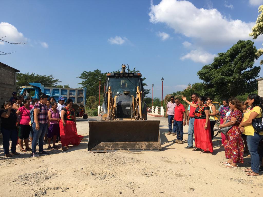 Da Gloria Sánchez banderazo de inicio de obra  de pavimentación en la colonia “Carlos Sánchez”