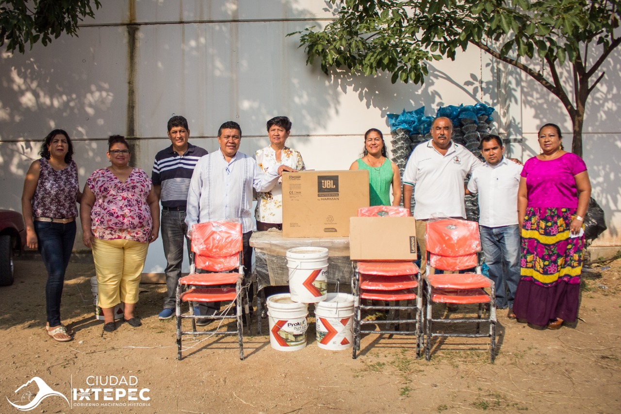 Se entrega material Escolar en Ciudad Ixtepec