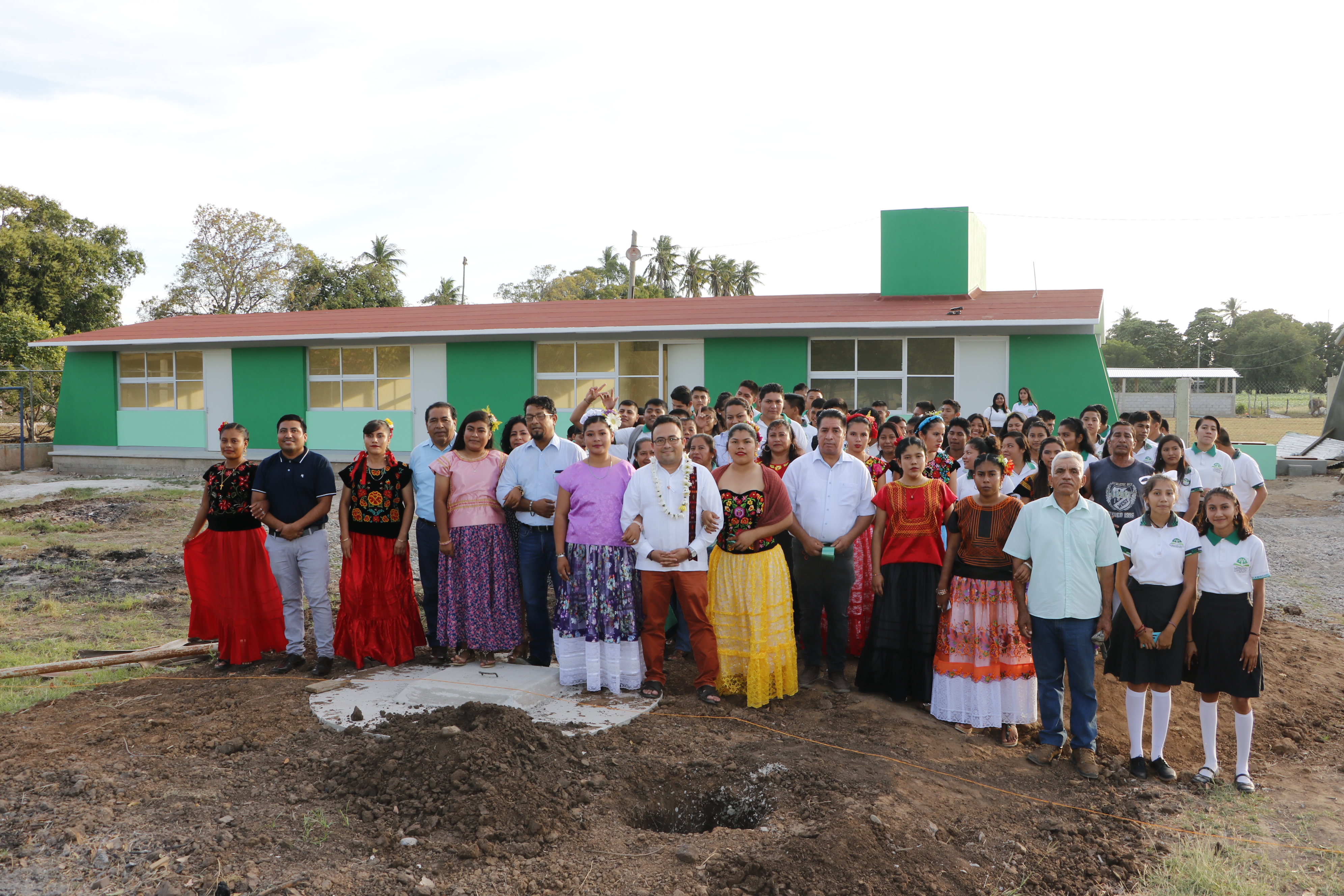 Inaugura Pável Meléndez aulas del Telebachillerato Comunitario de Tehuantepec
