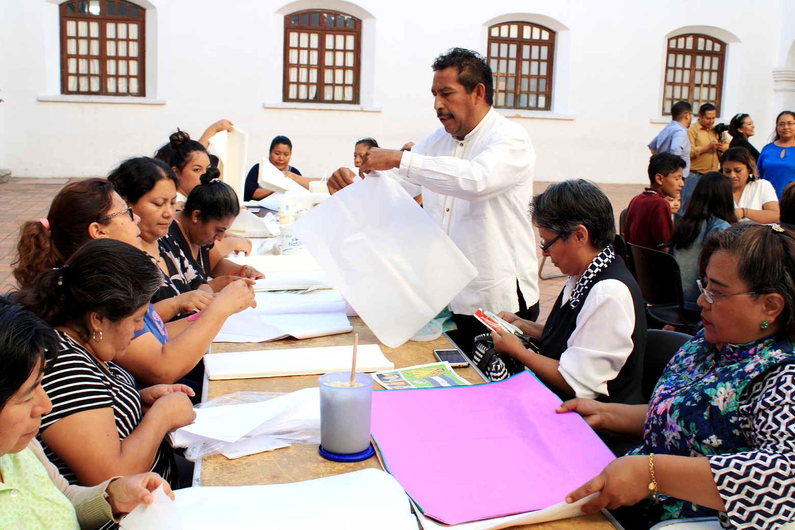 Ofrece Ayuntamiento capitalino curso de lámparas de papel de china para estimular la creatividad