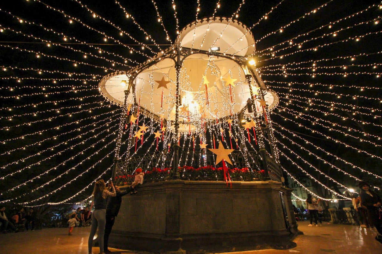 Ilumina Administración el zócalo y calles de la capital con colores navideños