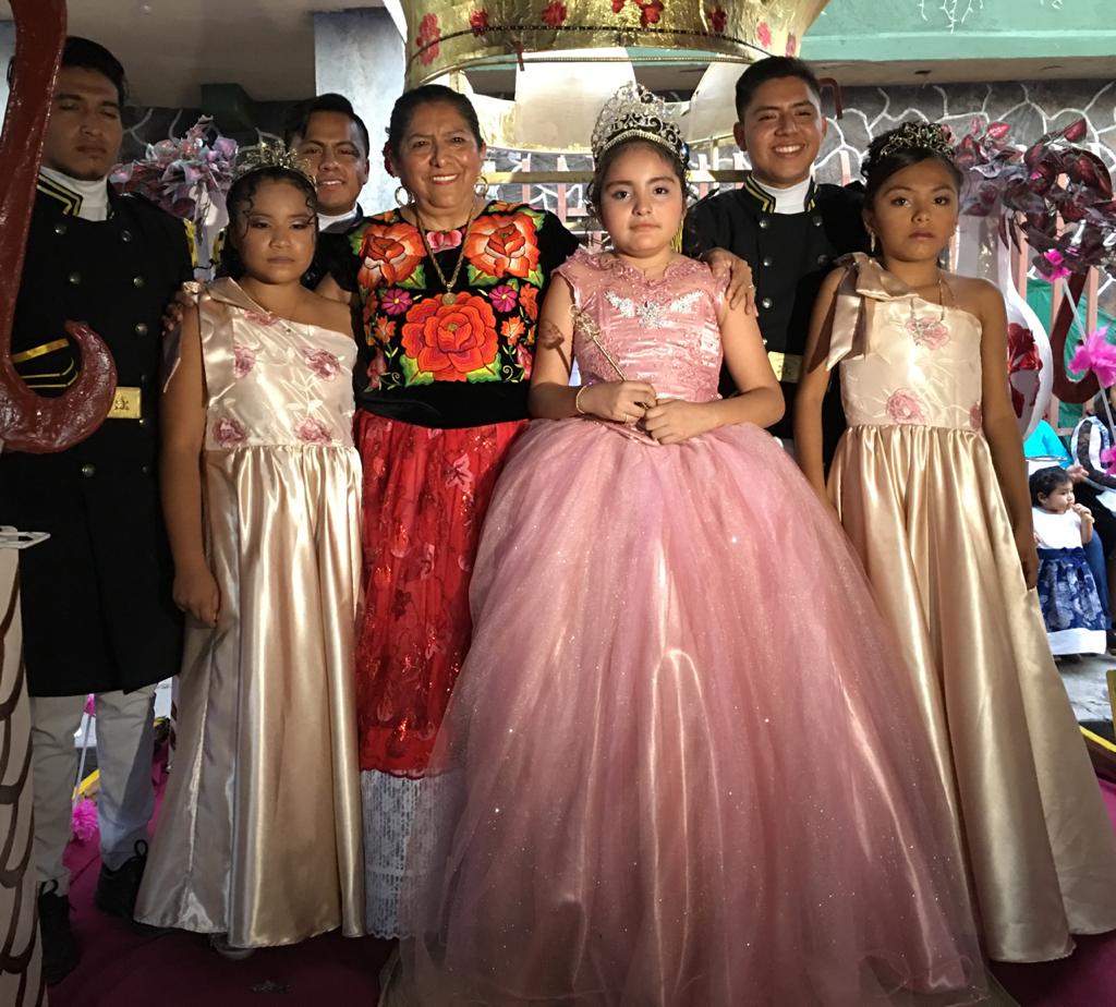 Corona Gloria Sánchez a la reina de  las festividades de la virgen de Juquila