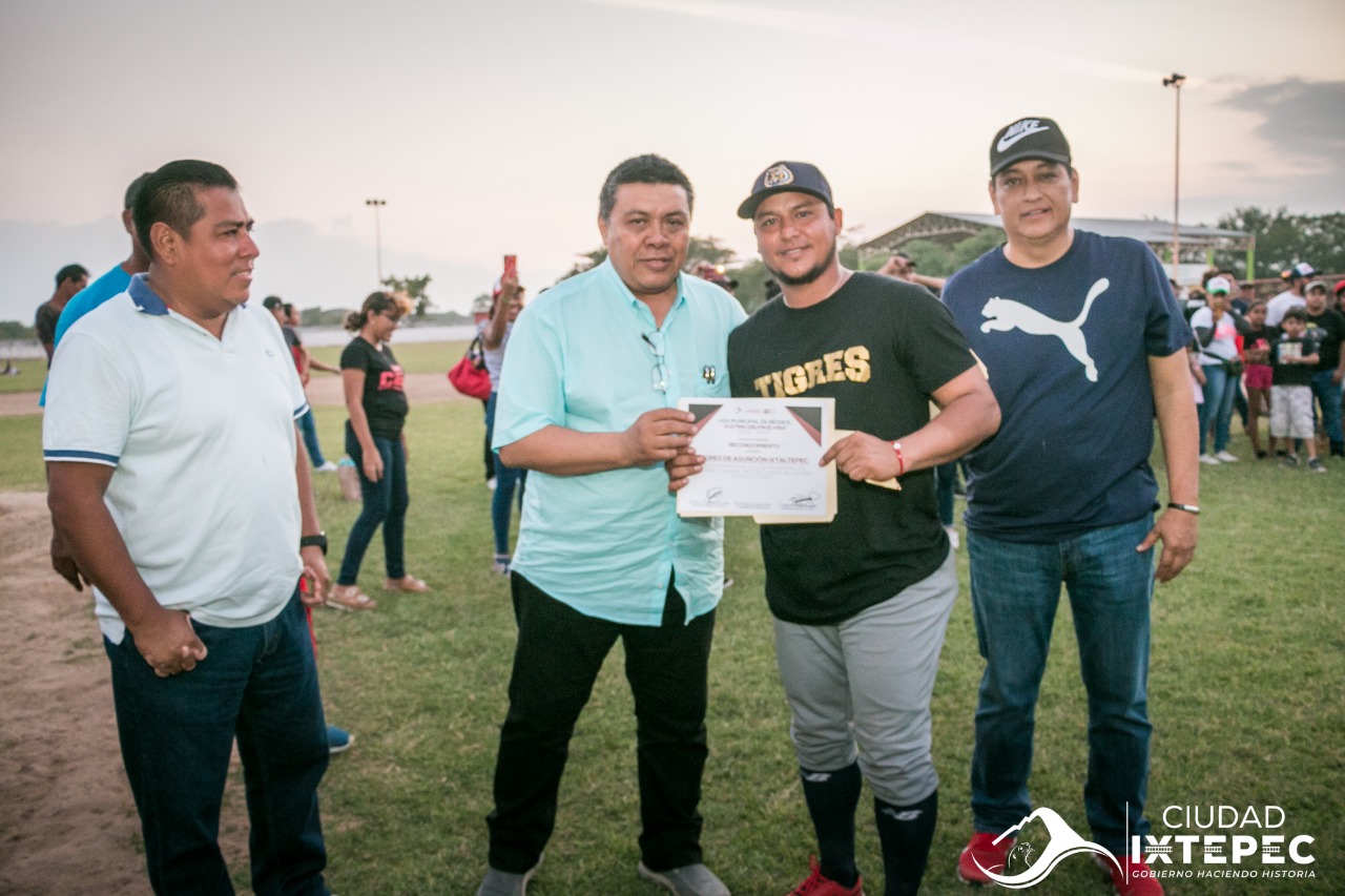 Premia él Dr. Rogelio Cheng a jugadores de la Liga de béisbol “Justino Delfín Elvira”