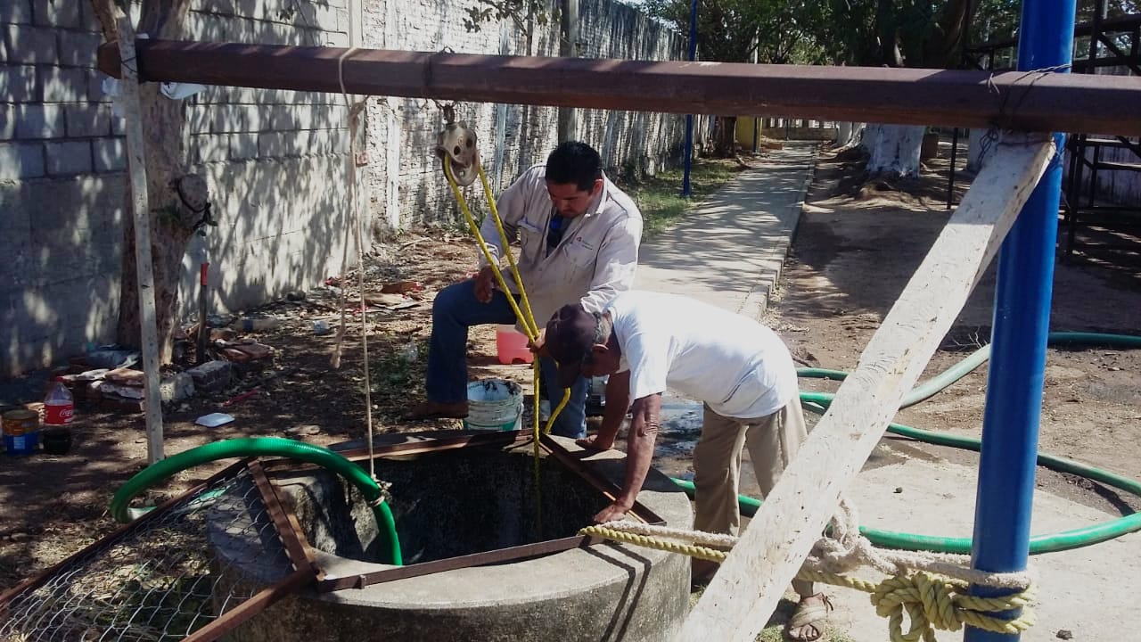 Victor Blas pone en operación pozo tipo noria para abastecer de agua el deportivo municipal