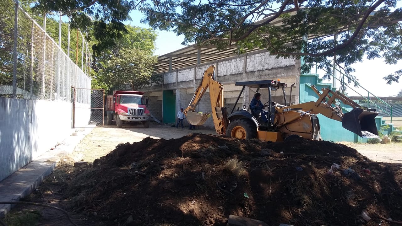 El diputado Víctor Blas continúa con los trabajos de  rehabilitación y mantenimiento del deportivo municipal