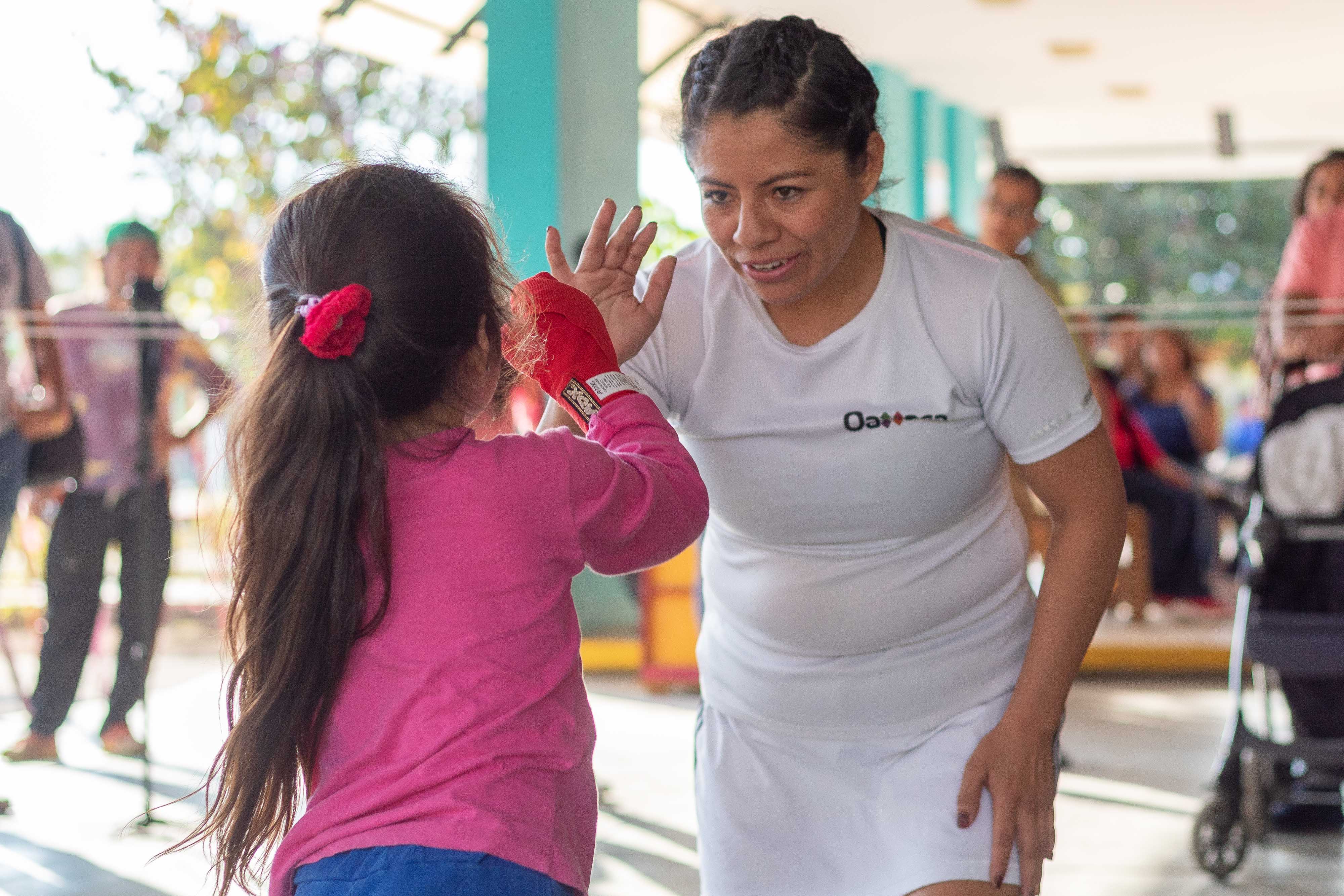 Fuerza y entusiasmo, resultado de la práctica de box femenil