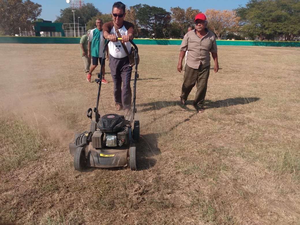 Encabeza Víctor Blas trabajos en la cancha del deportivo municipal de béisbol