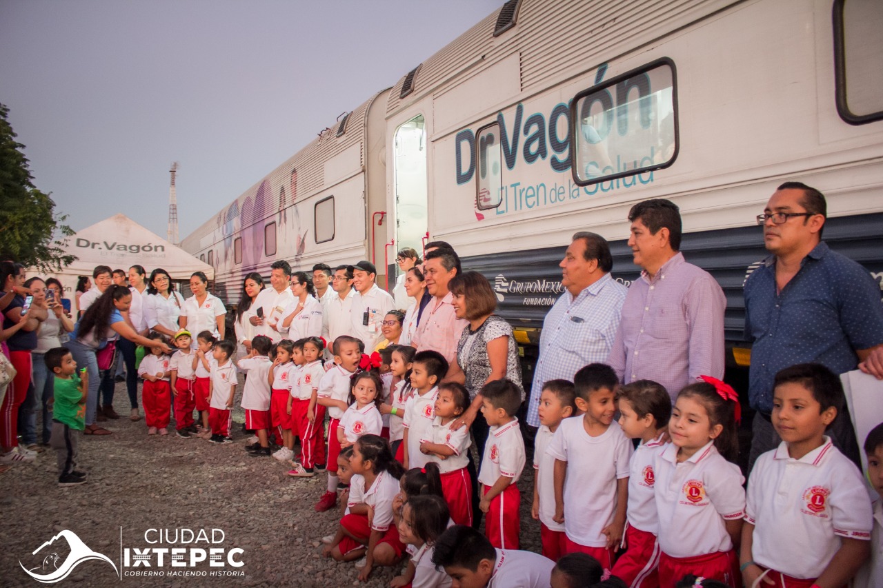 Despiden niños ixtepecanos al Dr. Vagón