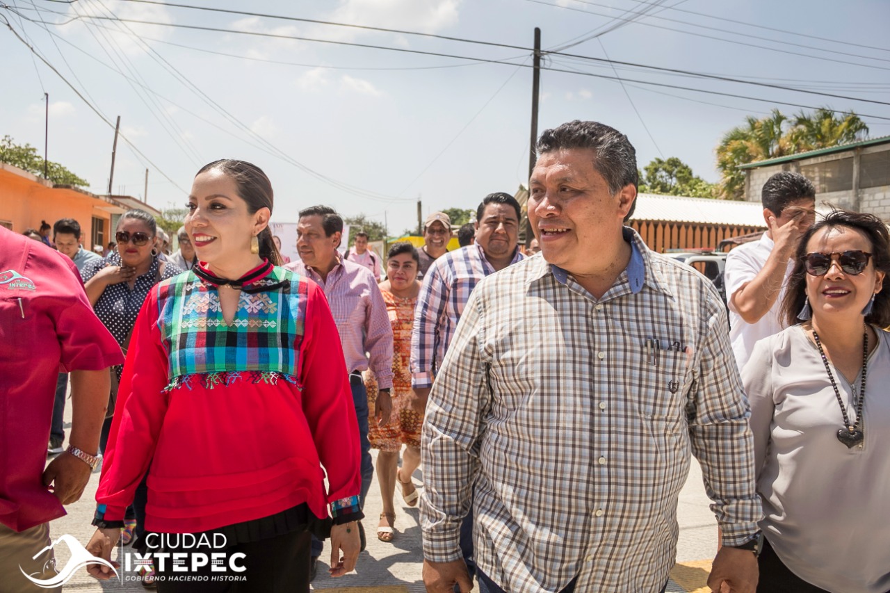 Entregan primera etapa de la Calle Cuahutemoc