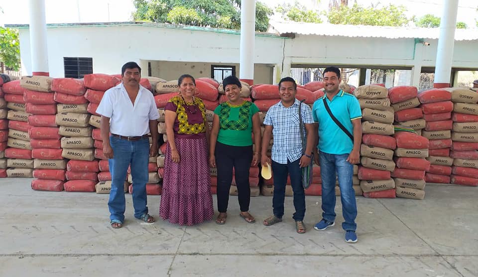 Pueblos Huaves reciben materiales para construcción gestionados por la diputada Gloria Sánchez.