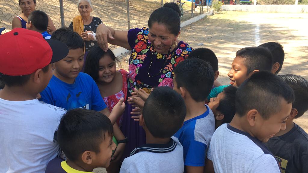 Apoya Gloria Sánchez a niños deportistas de la séptima sección.