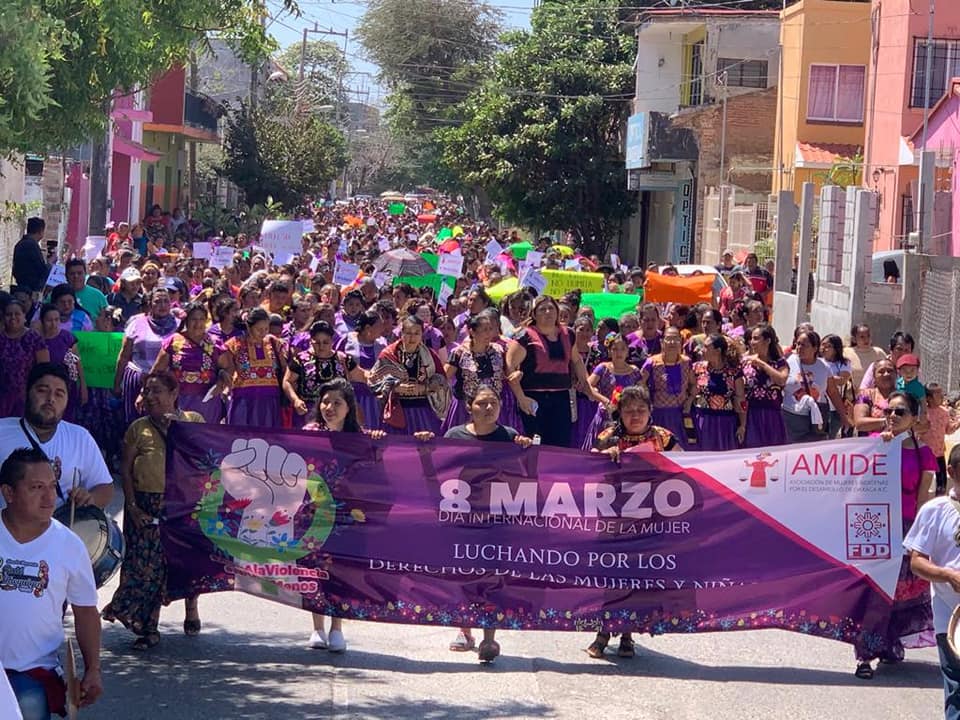 Unidas, mujeres juchitecas, marcharon para exigir sus derechos.
