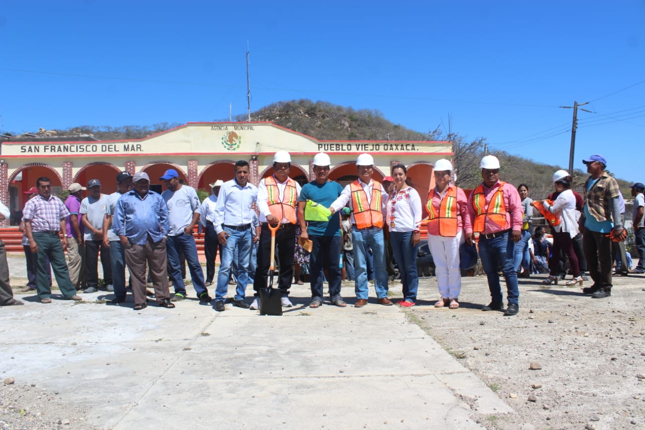 Colocan la primera piedra para la construcción del parque