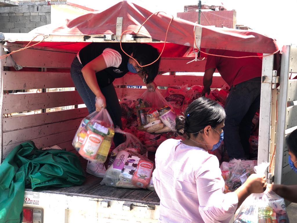 Por instrucción del Gobernador del Estado, DIF Estatal Oaxaca  acompaña a las familias afectadas por los desastres naturales