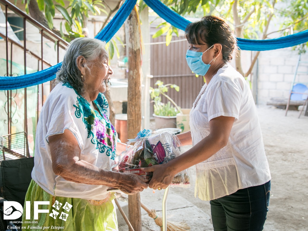Gobierno municipal celebra a las madres en Ixtepec