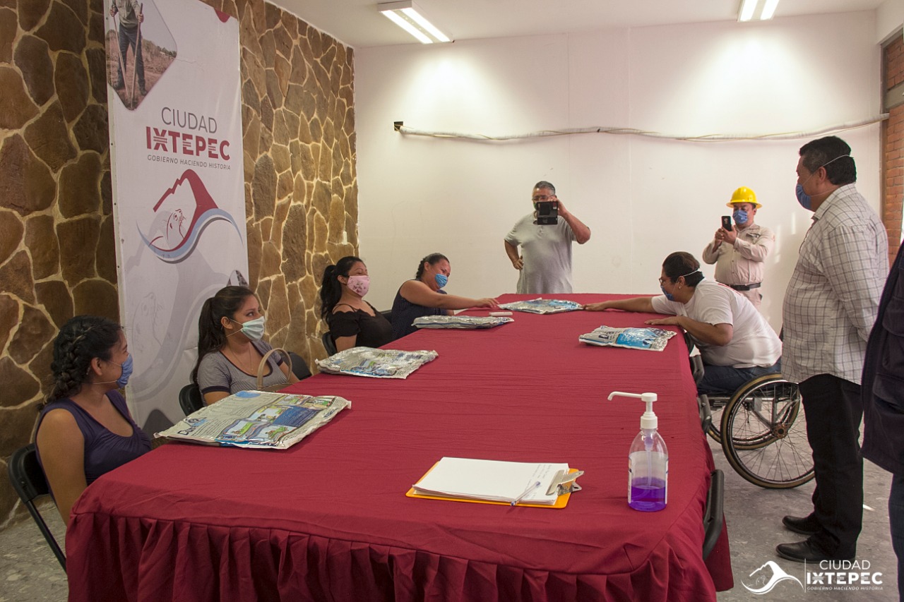 En Ixtepec entregan pabellones a embarazadas