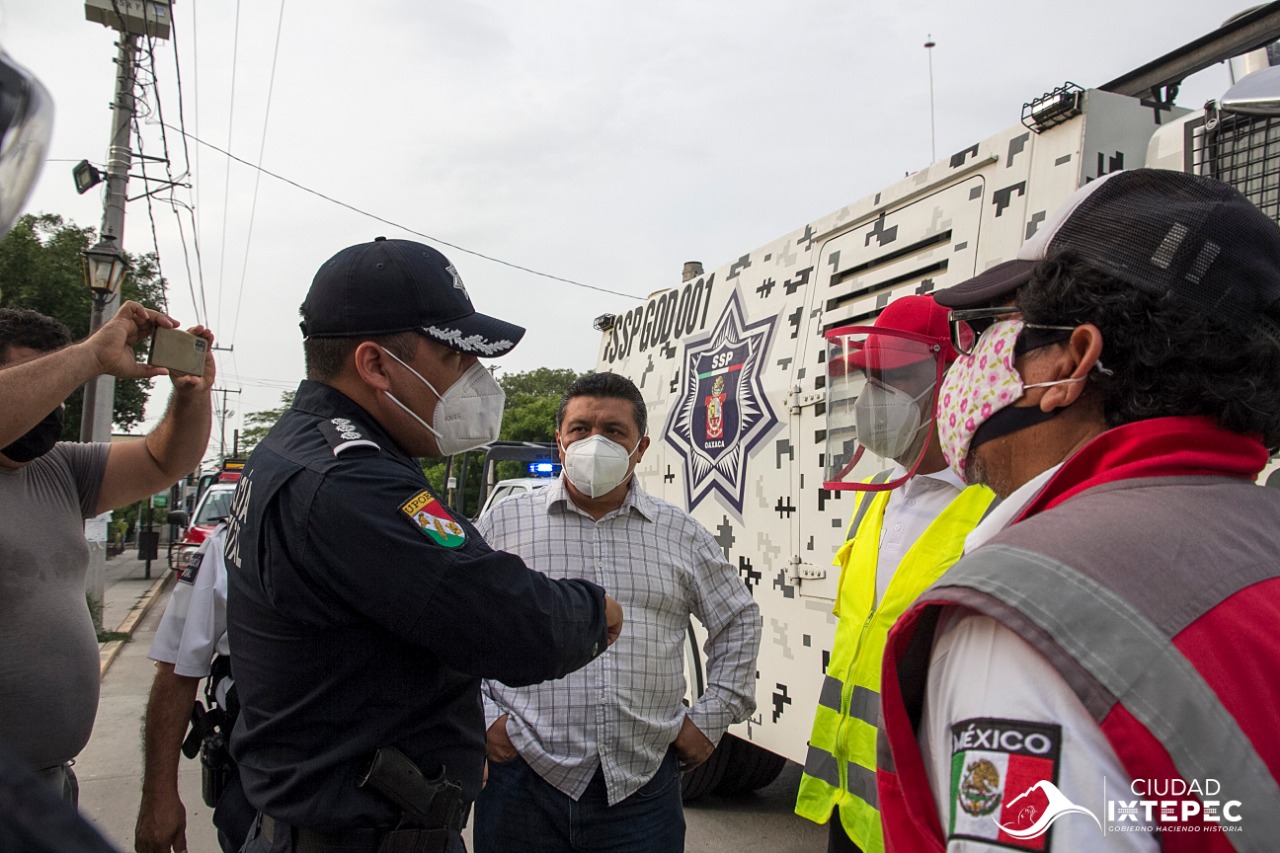Se desinfecta en Ixtepec con el carro “GODZILLA”