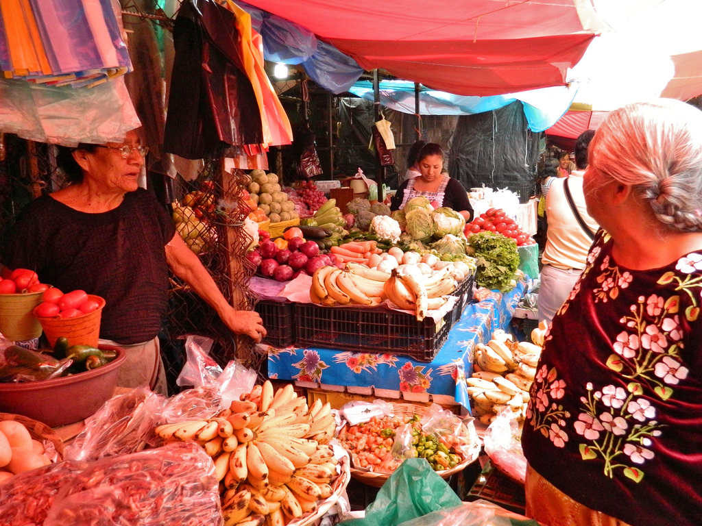 Ante llamado al confinamiento, comerciantes hacen  caso omiso y venden en calles de Juchitán