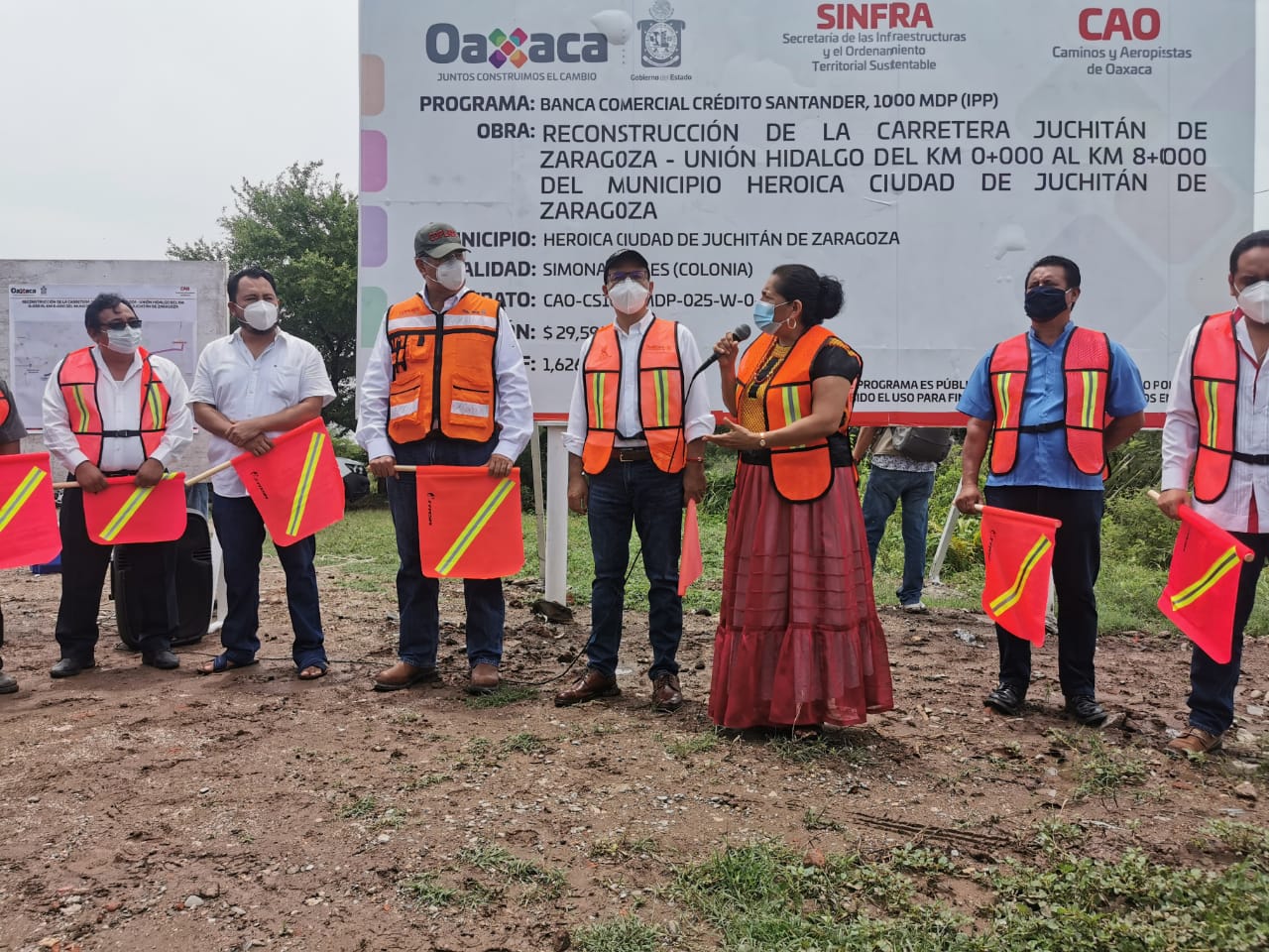 Participa Gloria Sánchez en banderazo de inicio del  primer tramo de la carretera Juchitán-Unión Hidalgo.