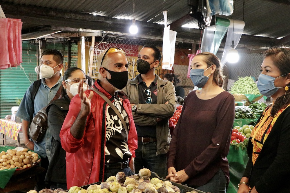 Reconoce Karla Villacaña trabajo de artistas de teatro que operan en la Central de Abastos