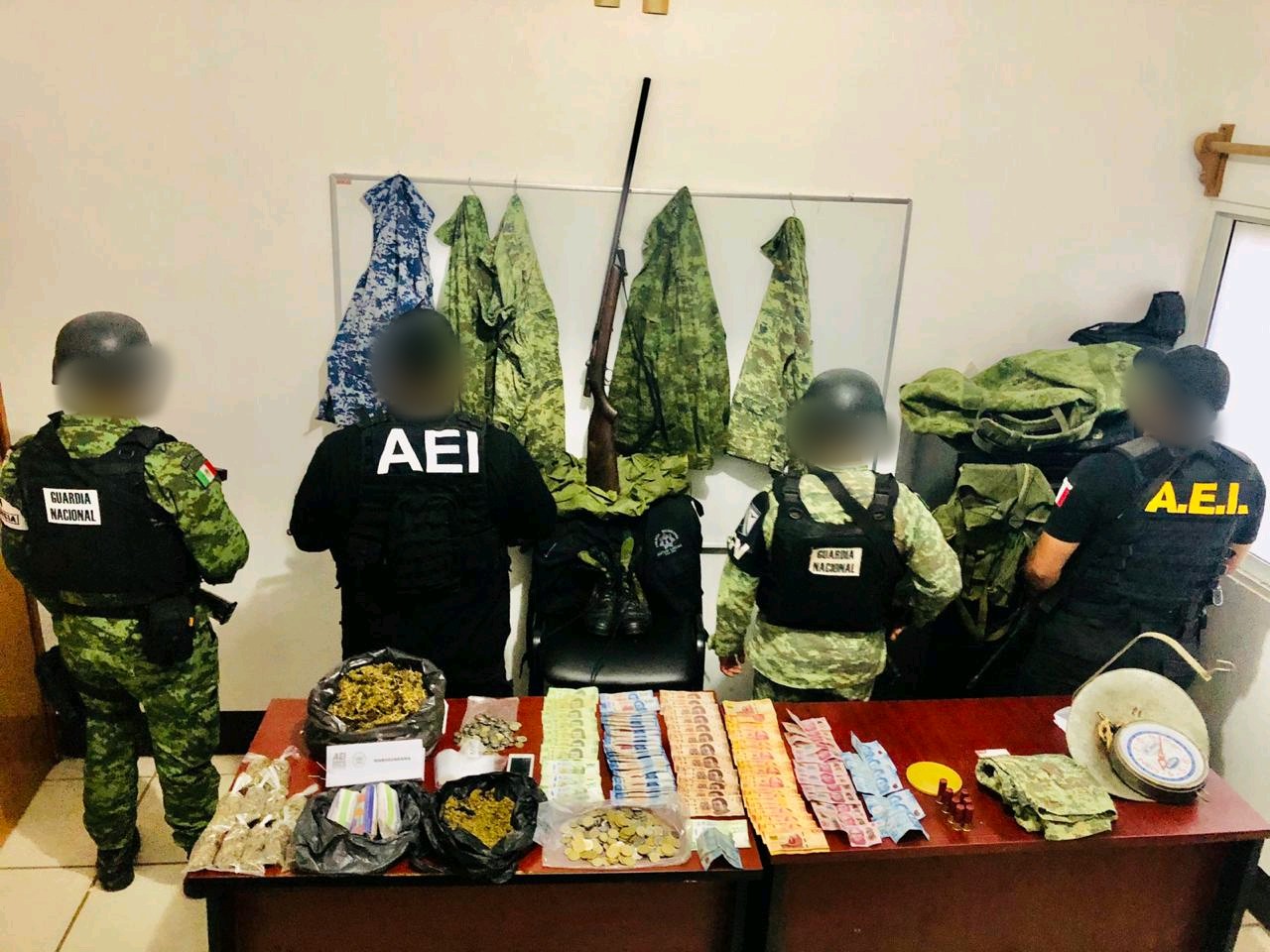 Sin tregua contra el crimen, Fiscalía General ejecuta 5 cateos simultáneos  en el Istmo; asegura armas, droga, dinero en efectivo y detiene a tres personas