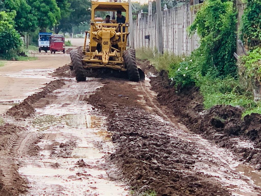 Apoya Diputada Gloria Sánchez a rehabilitar  calle en la colonia Santa Fé en Cheguigo.