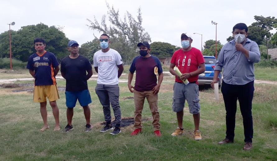 Desmienten vecinos y deportistas dichos del presidente  municipal de Juchitán con relación al campo “Nezaguete”