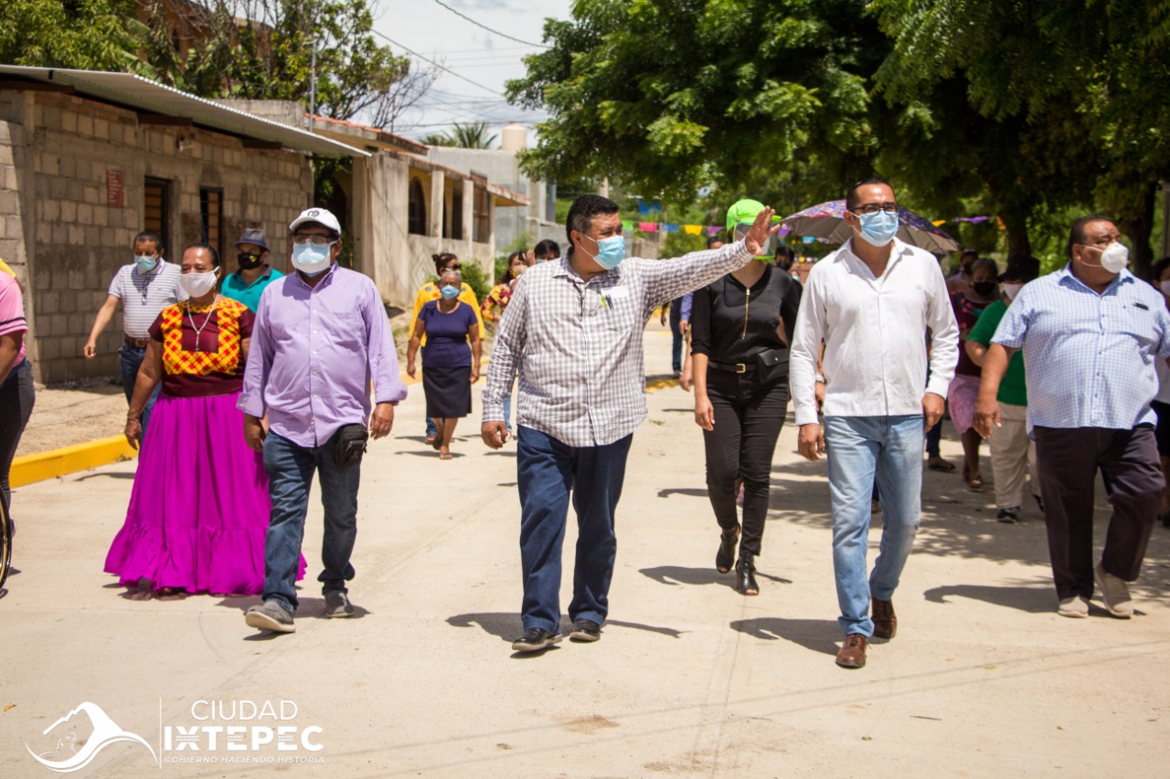 Entrega Rogelio Cheng pavimentación de calle en la Col. Heberto Castillo