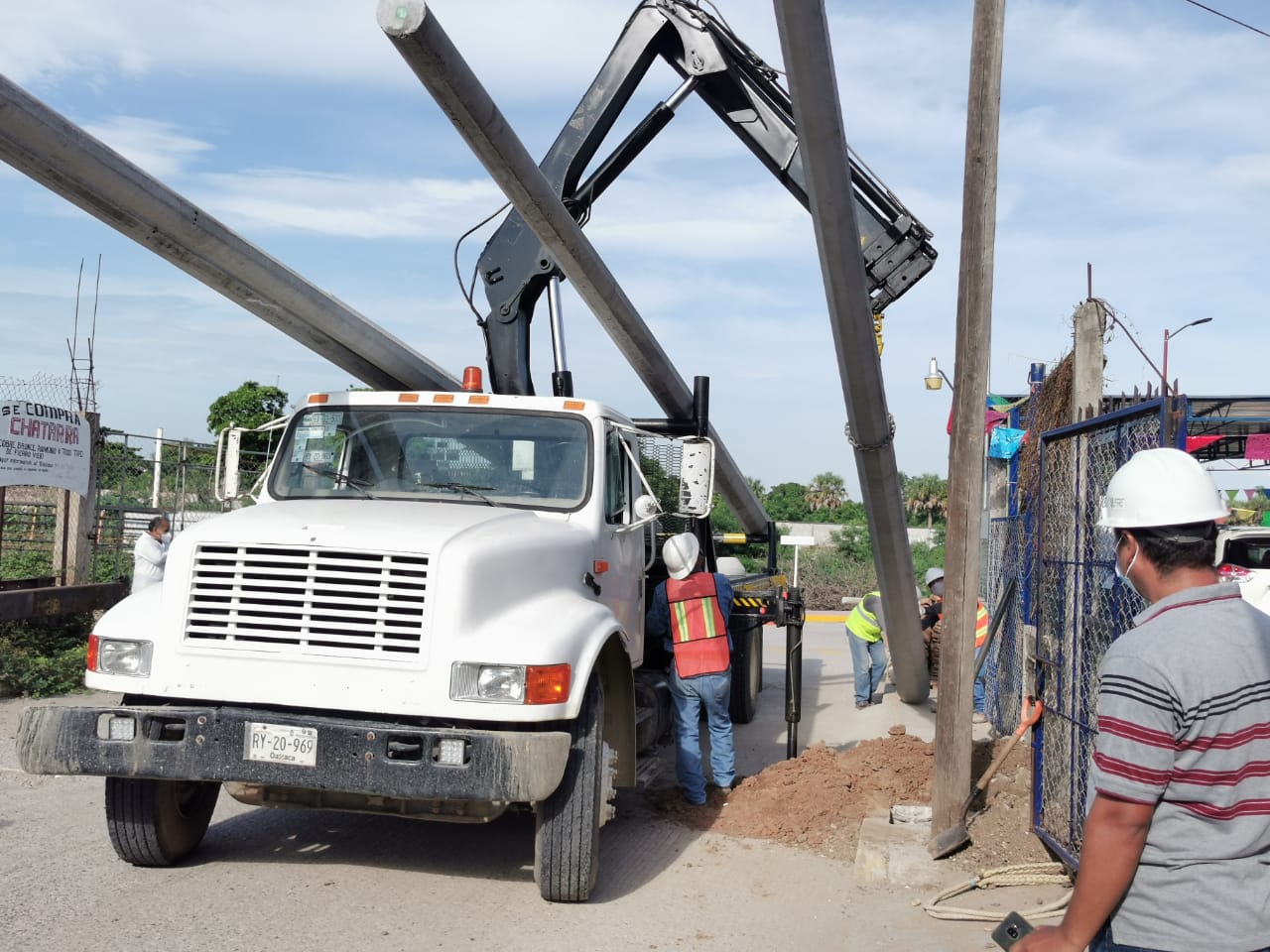 Gloria Sánchez y Emilio Montero dan banderazo de inicio de obra en Juchitán.