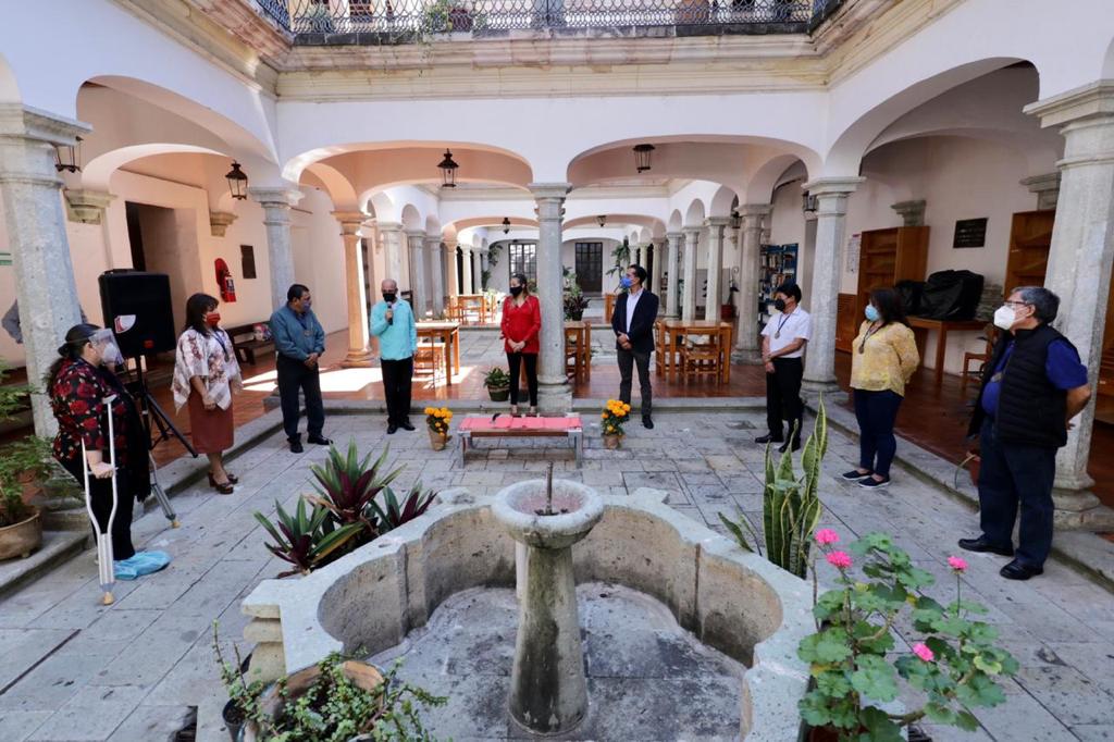 Entrega Karla Villacaña medallas a personal de la Biblioteca Pública Central  “Margarita Maza” con más de 25 años de servicio