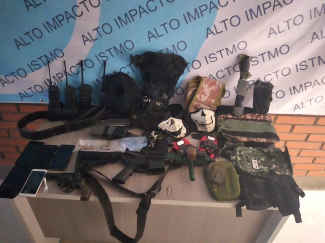 Tras cateo en Juchitán, Fiscalía General aprehende a probable homicida  y lo presenta ante Juez; se le aseguraron armas, cartuchos y droga