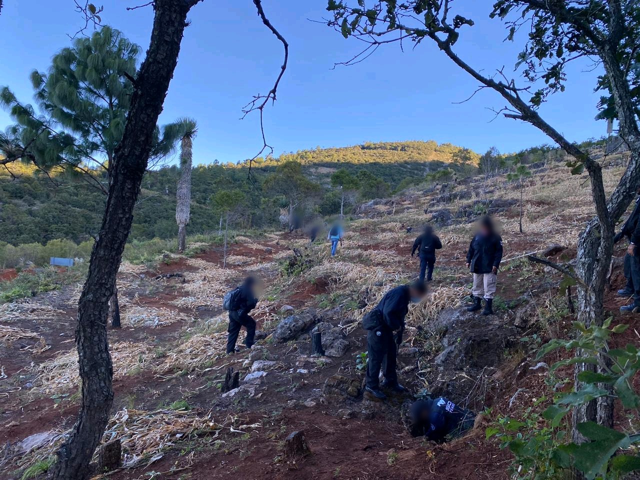 Localizan tres cuerpos sin vida al interior  de una cueva, en San Miguel Coatlán