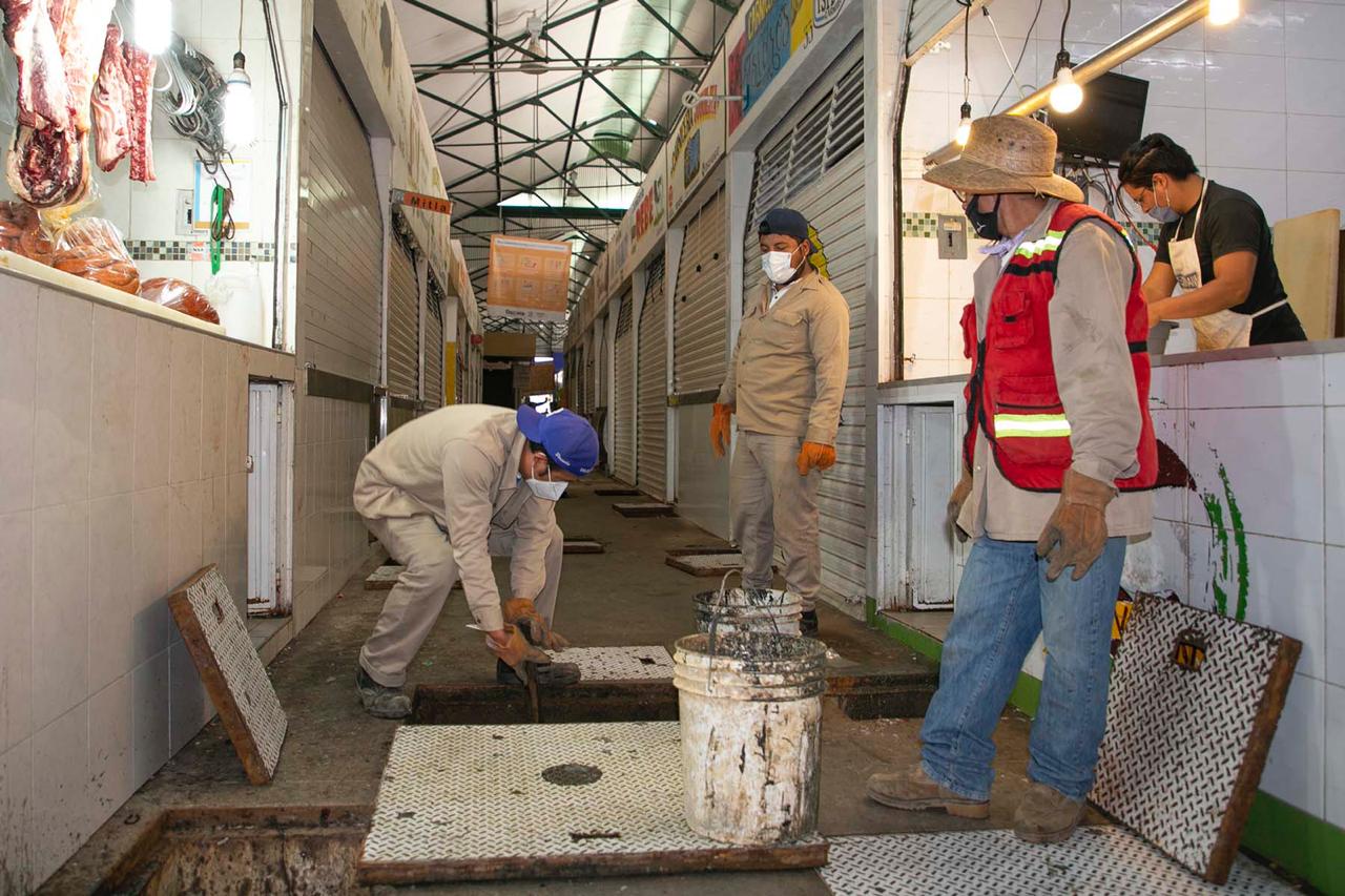 Realiza SAPAO saneamiento y limpieza del  sistema sanitario del mercado Benito Juárez