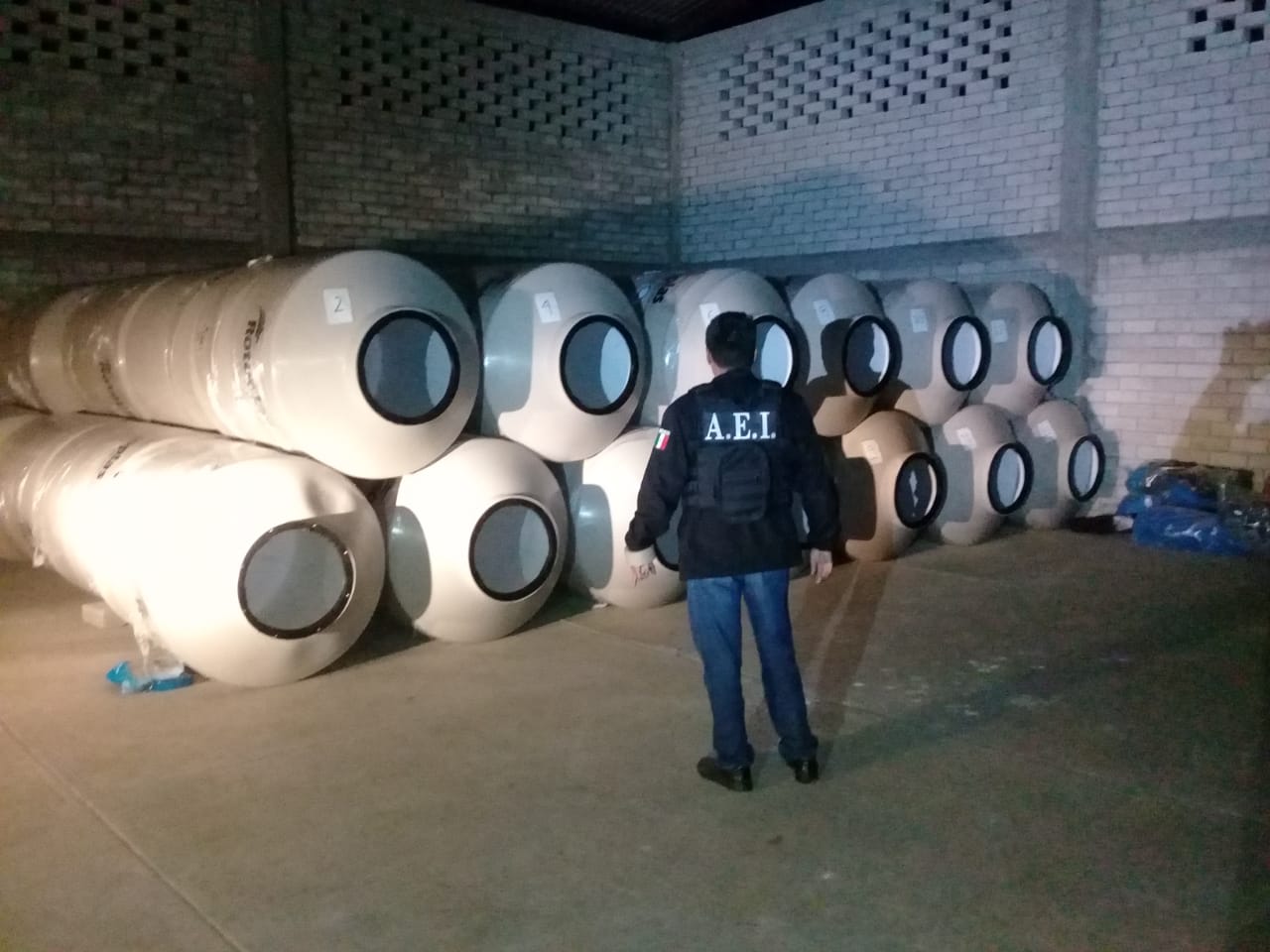 Tras cateo en Distrito de Ocotlán, Fiscalía General asegura  más de medio centenar de tinacos con reporte de robo