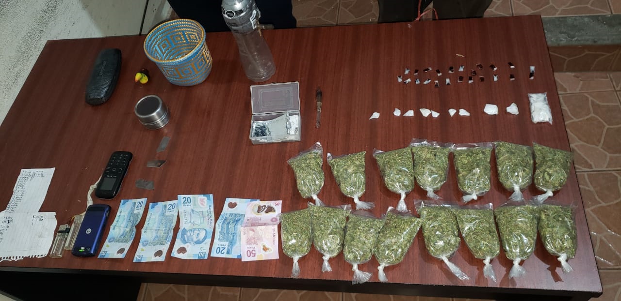 Ejecuta Fiscalía un cateo más en los Valles Centrales; asegura droga, dinero y detiene a 2 personas