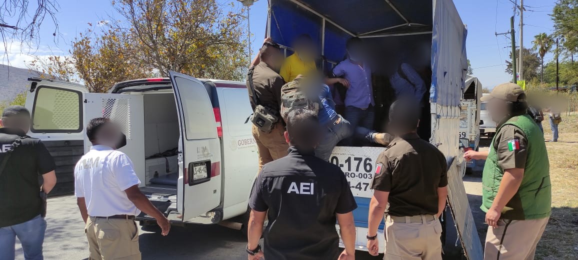 Rescata Fiscalía a 20 indocumentados y detiene a dos masculinos