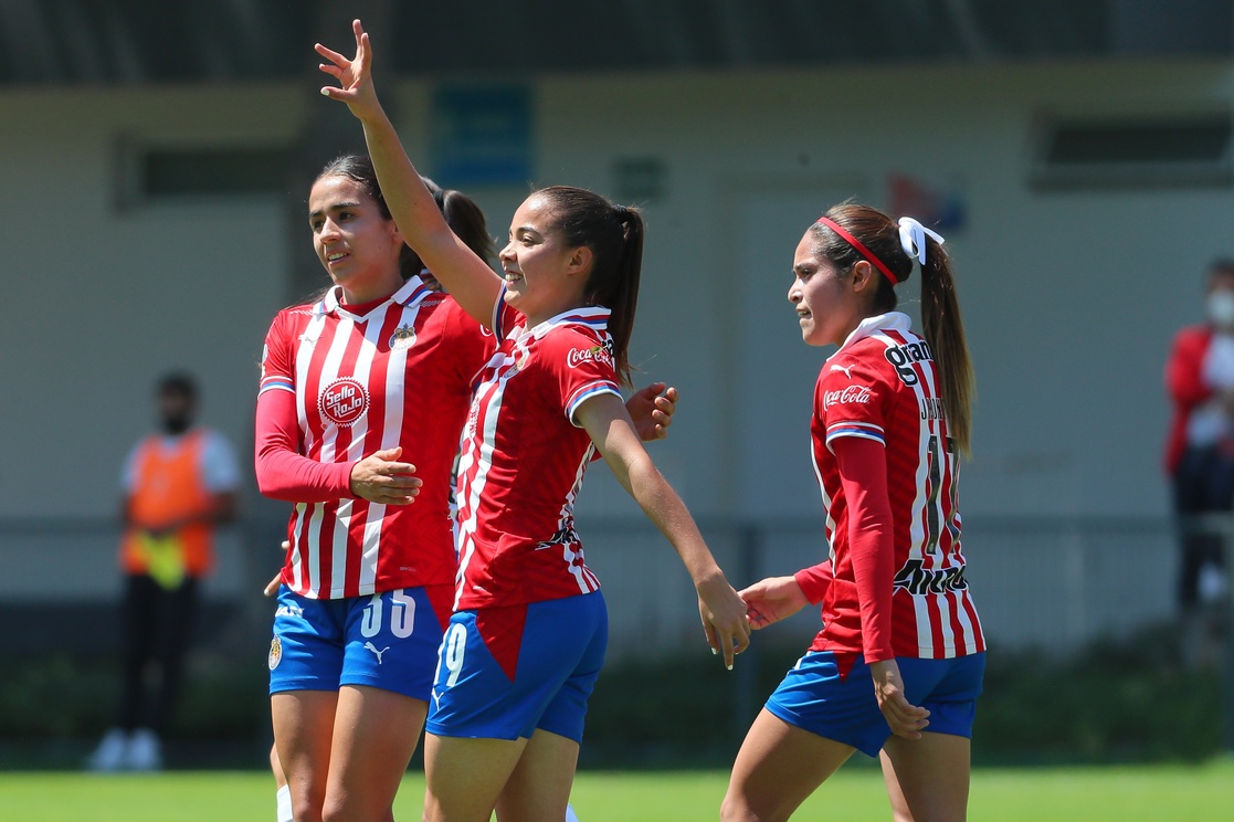 Con triplete de Cervantes, Chivas golea 5-1 a León en la Femenil