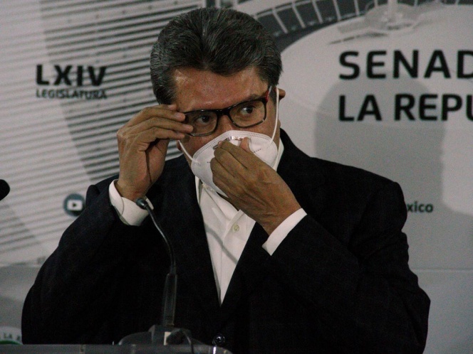 Monreal propone multar a quien fume en un vehículo particular
