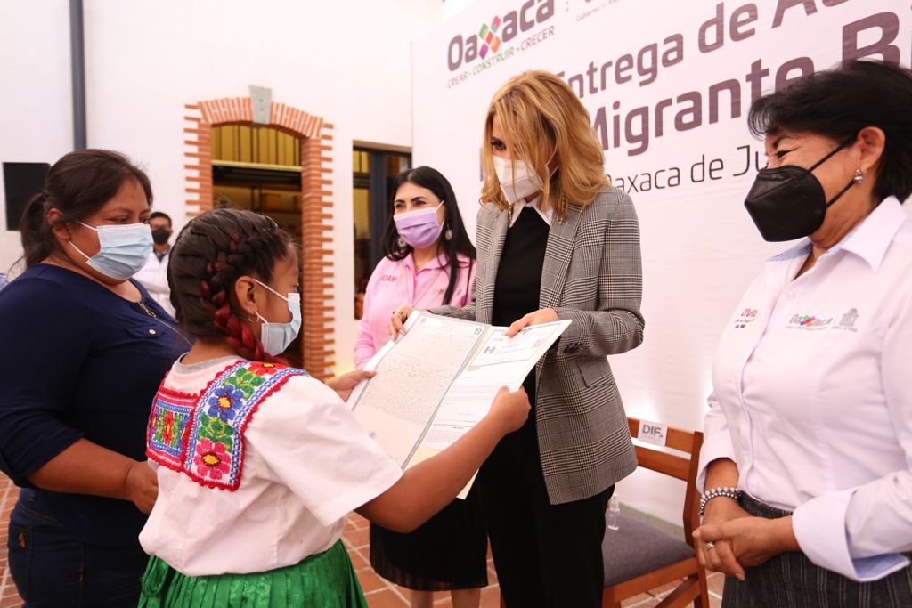 Entregan DIF Estatal, IOAM y Registro Civil, actas de inserción de extranjería