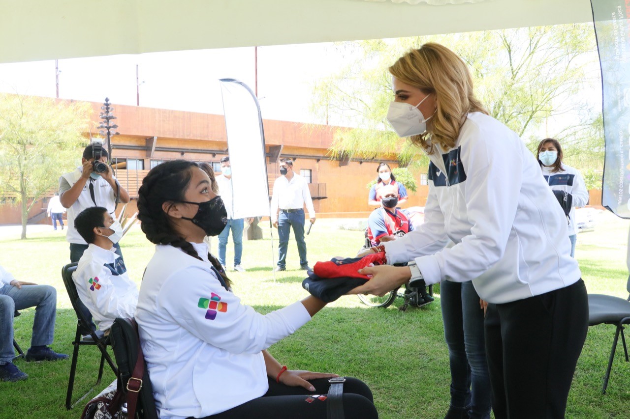 Paradeportistas reciben uniformes oficiales de manos de la señora Ivette Moran de Murat