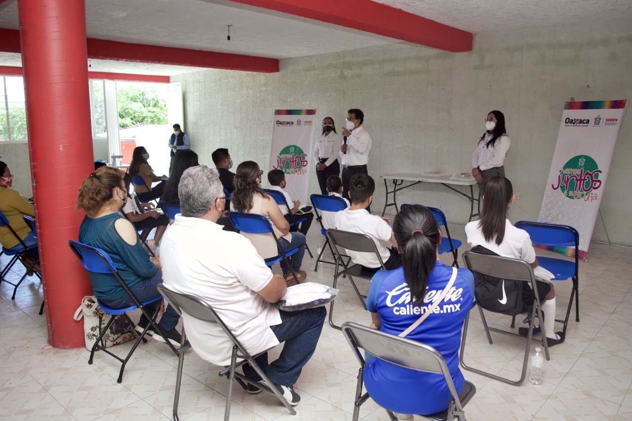 Titular de la Sebien entrega Créditos a la Palabra de la Mujer y supervisa el programa “Vamos Juntos a la Escuela”