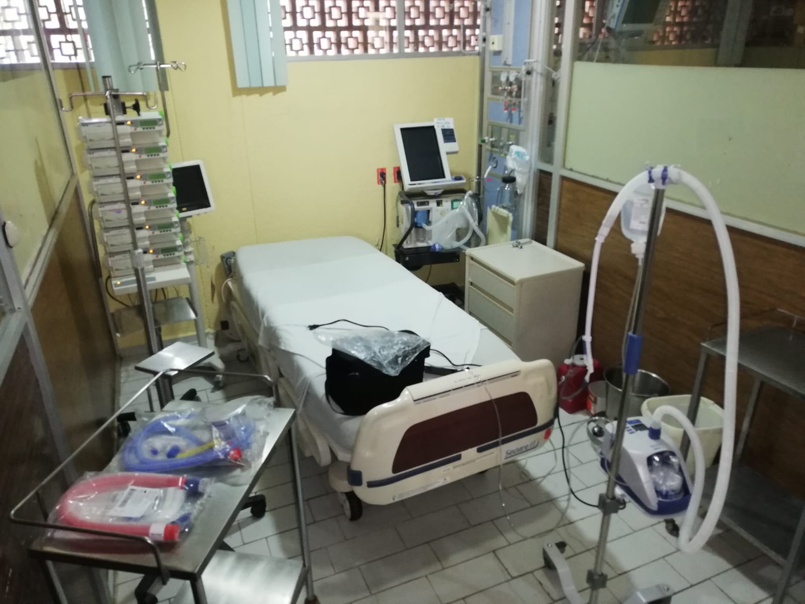 Hospital Civil recibe donación de torres de alto flujo para pacientes con enfermedades respiratorias