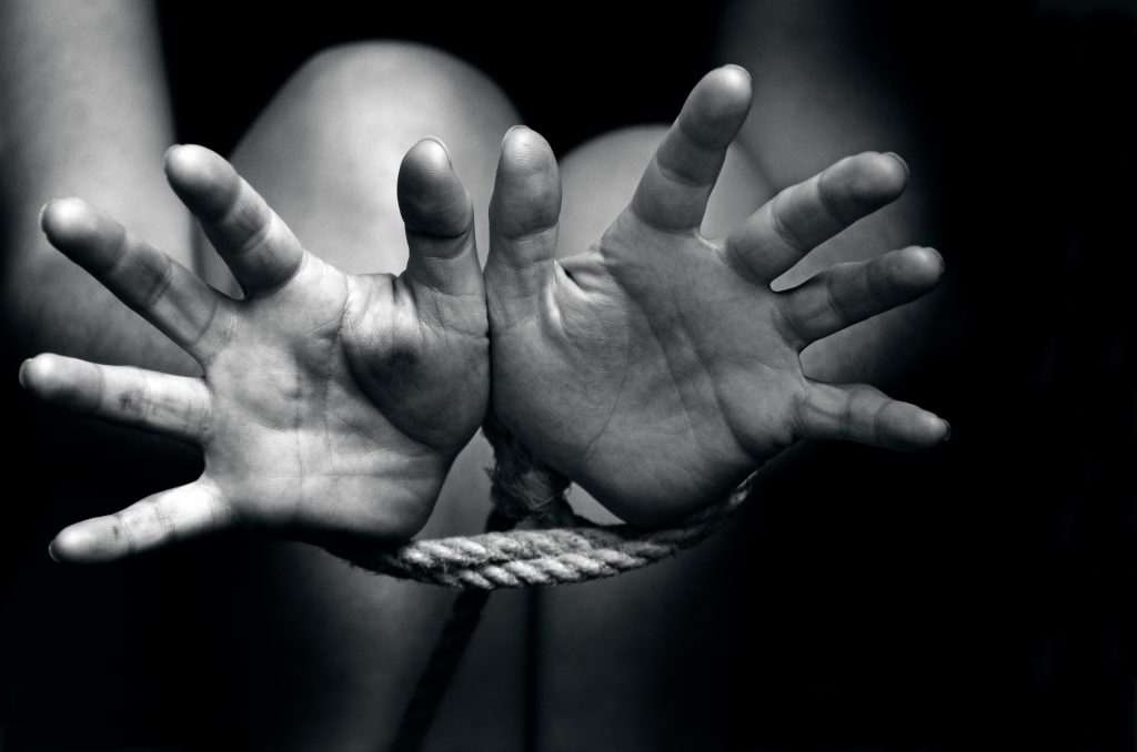 Obtiene FGEO vinculación a proceso de mujer, probable responsable del delito de trata de personas