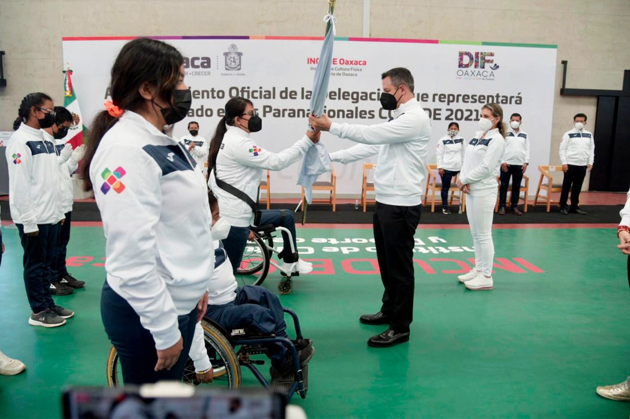 Paradeportistas son abanderados por el gobernador del Estado, Alejandro Murat Hinojosa