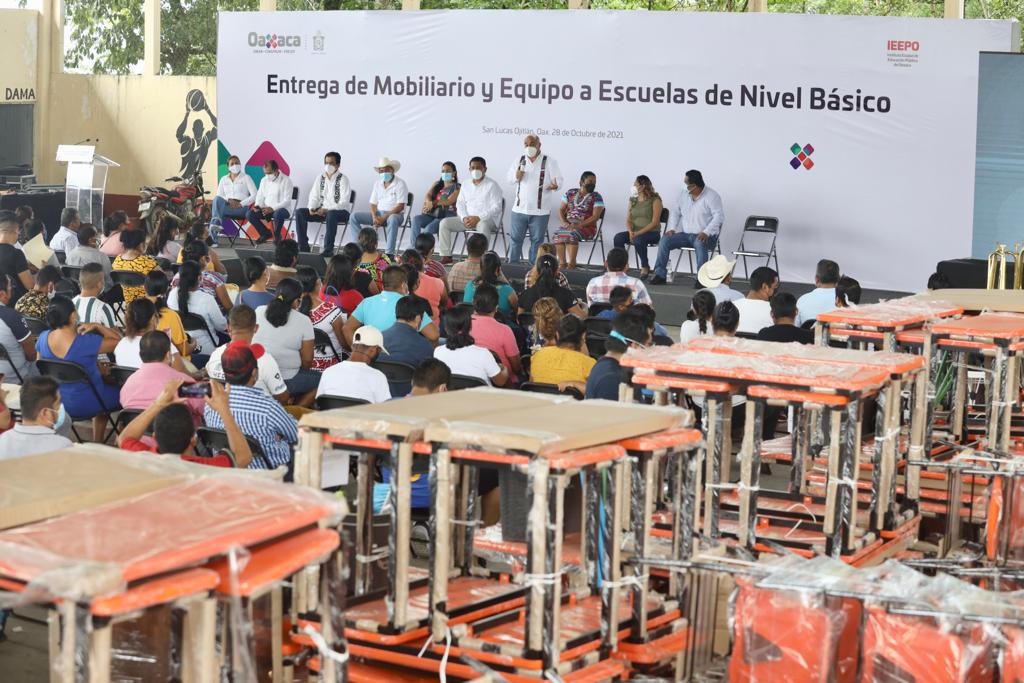 Realiza IEEPO histórica entrega de mobiliario  escolar a 89 escuelas de la Chinantla