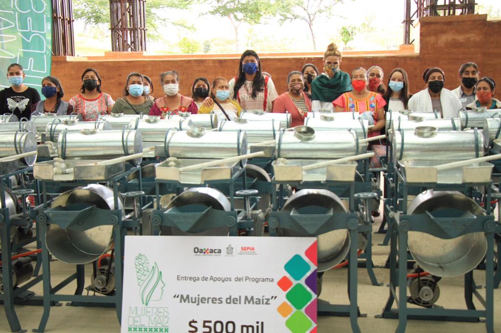Empodera DIF y Sepia a mujeres de los Valles Centrales con entrega de molinos de nixtamal