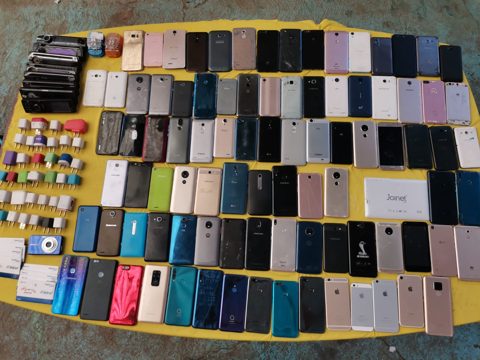Tras operativo, asegura Policía Estatal 90 celulares de dudosa procedencia en mercado de Oaxaca