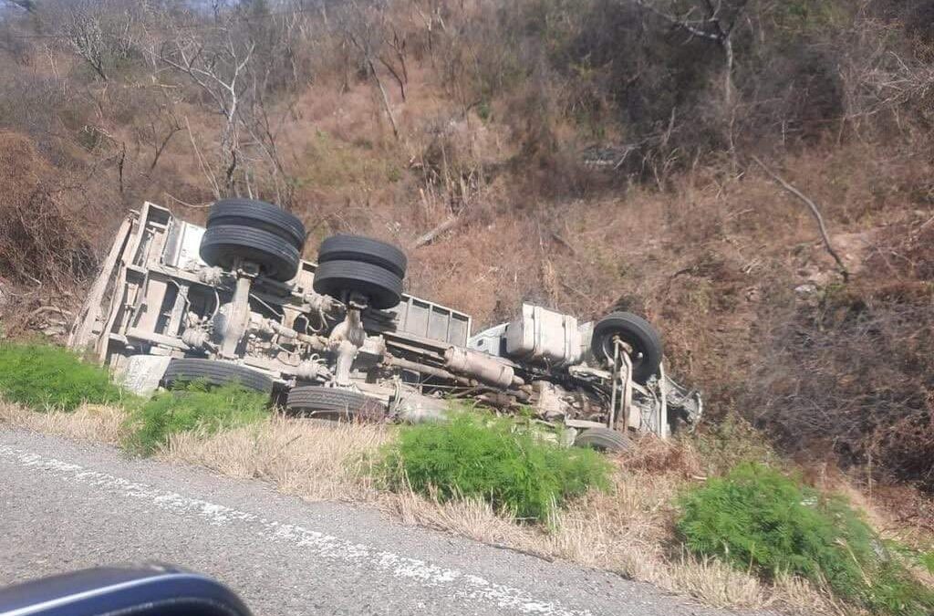 Chófer de un volteo murió aplastado en Salina Cruz