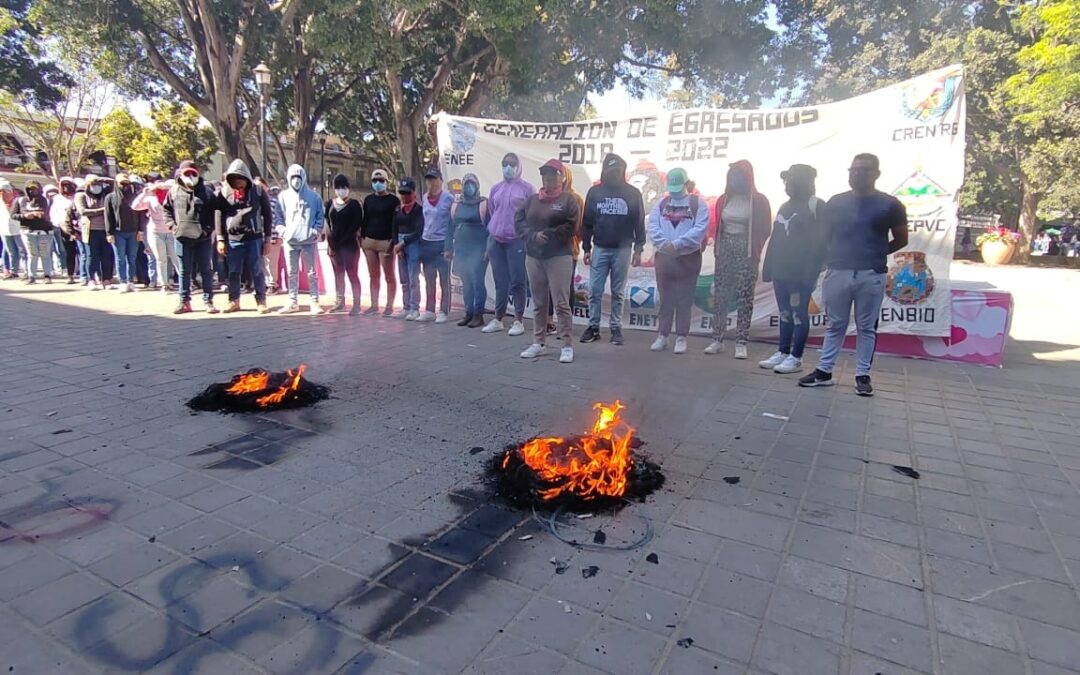 Normalistas presionan con quemas de llantas y pintas al gobierno